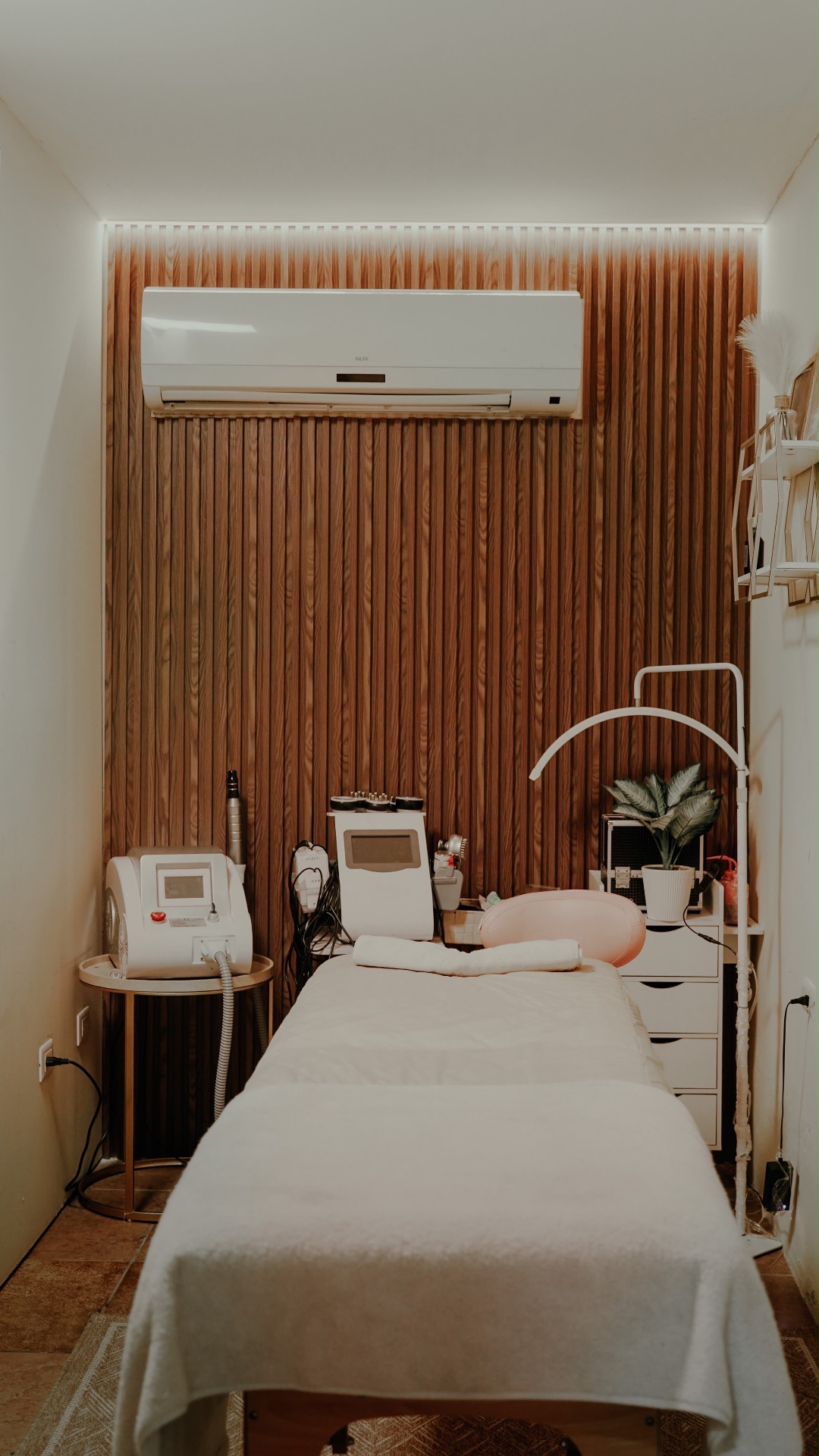 Sala de spa serena con toallas color crema